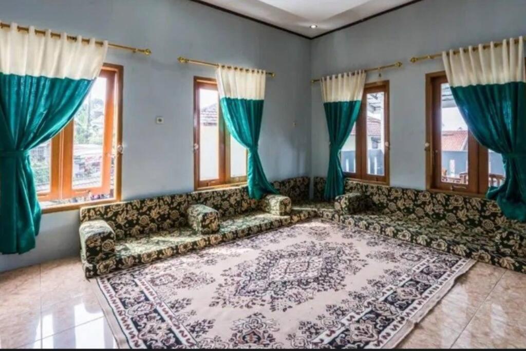 Villa Mutiara Citra Puncak Bu Eva Sampal Экстерьер фото
