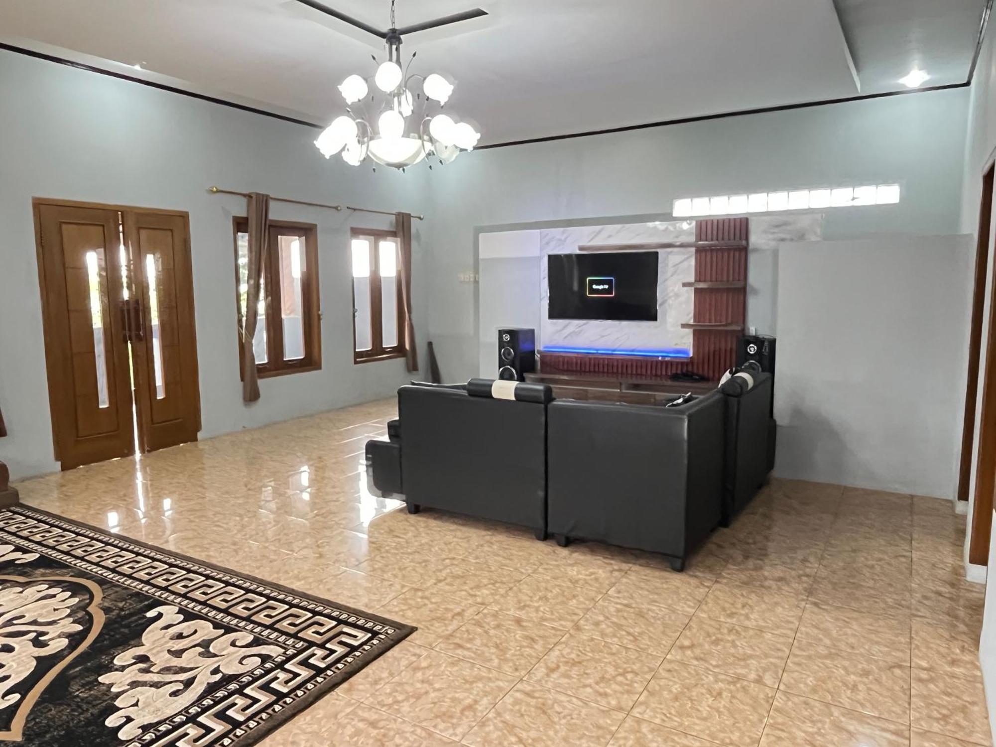 Villa Mutiara Citra Puncak Bu Eva Sampal Экстерьер фото